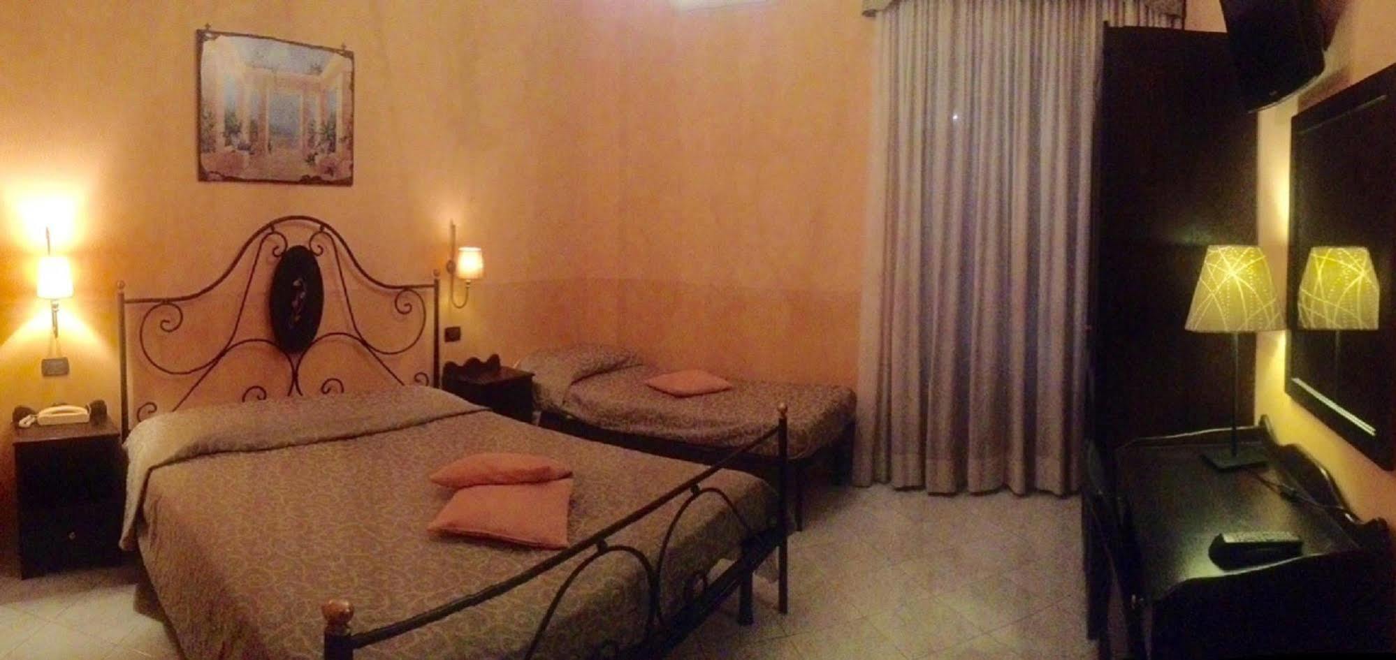 Hotel Degli Amici Pompei Bagian luar foto